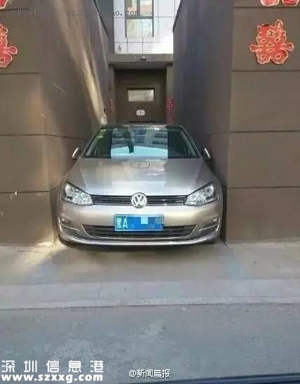 女司機霸氣停車 網(wǎng)友：她是怎么出來的？