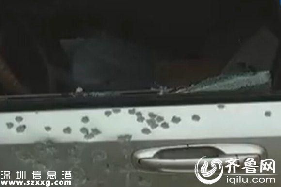 市民陳先生轎車車門全是彈孔，玻璃被炸碎。