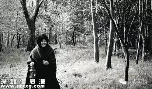 55歲阿姨個(gè)性自拍照走紅 把每張照片都編成故事