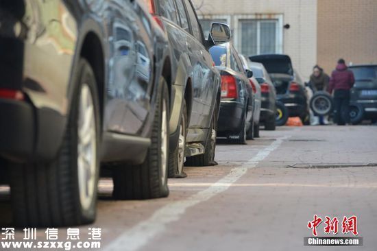 12月18日，遼寧省沈陽市于洪區(qū)紅田翠園內(nèi)，兩百來輛私家車在園區(qū)內(nèi)的車位內(nèi)被扎了輪胎，受害車主們表示，此次案值在幾十萬元。讓車主鬧心的不僅是扎車人沒找到，向物業(yè)索賠也沒有結(jié)果。目前警方已介入調(diào)查。
