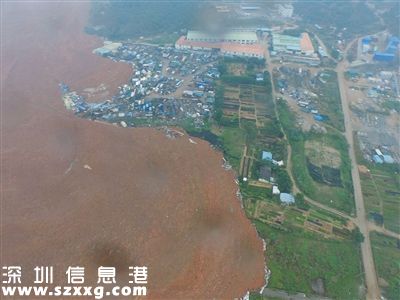 2015年12月20日航拍的事故現(xiàn)場(chǎng)。紅褐色泥土包圍建筑。新華社發(fā)