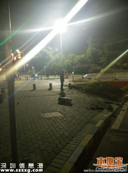 小車沖進(jìn)樹叢四腳朝天 車內(nèi)人員制止路人拍照