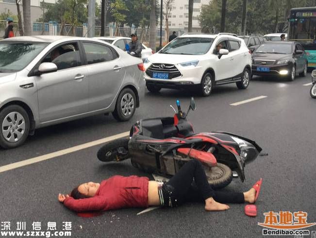 <a href=http://www.thesurfingworld.com/shenzhen/ target=_blank class=infotextkey>深圳</a>女子騎電動(dòng)車(chē)摔倒 倒地瞬間抱住孩子