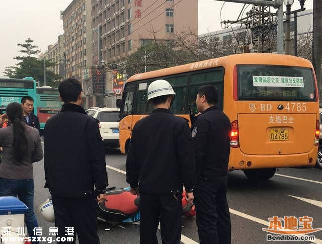 深圳女子騎電動(dòng)車(chē)摔倒 倒地瞬間抱住孩子