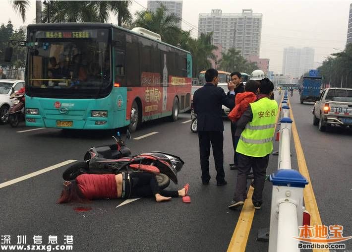 深圳女子騎電動(dòng)車(chē)摔倒 倒地瞬間抱住孩子