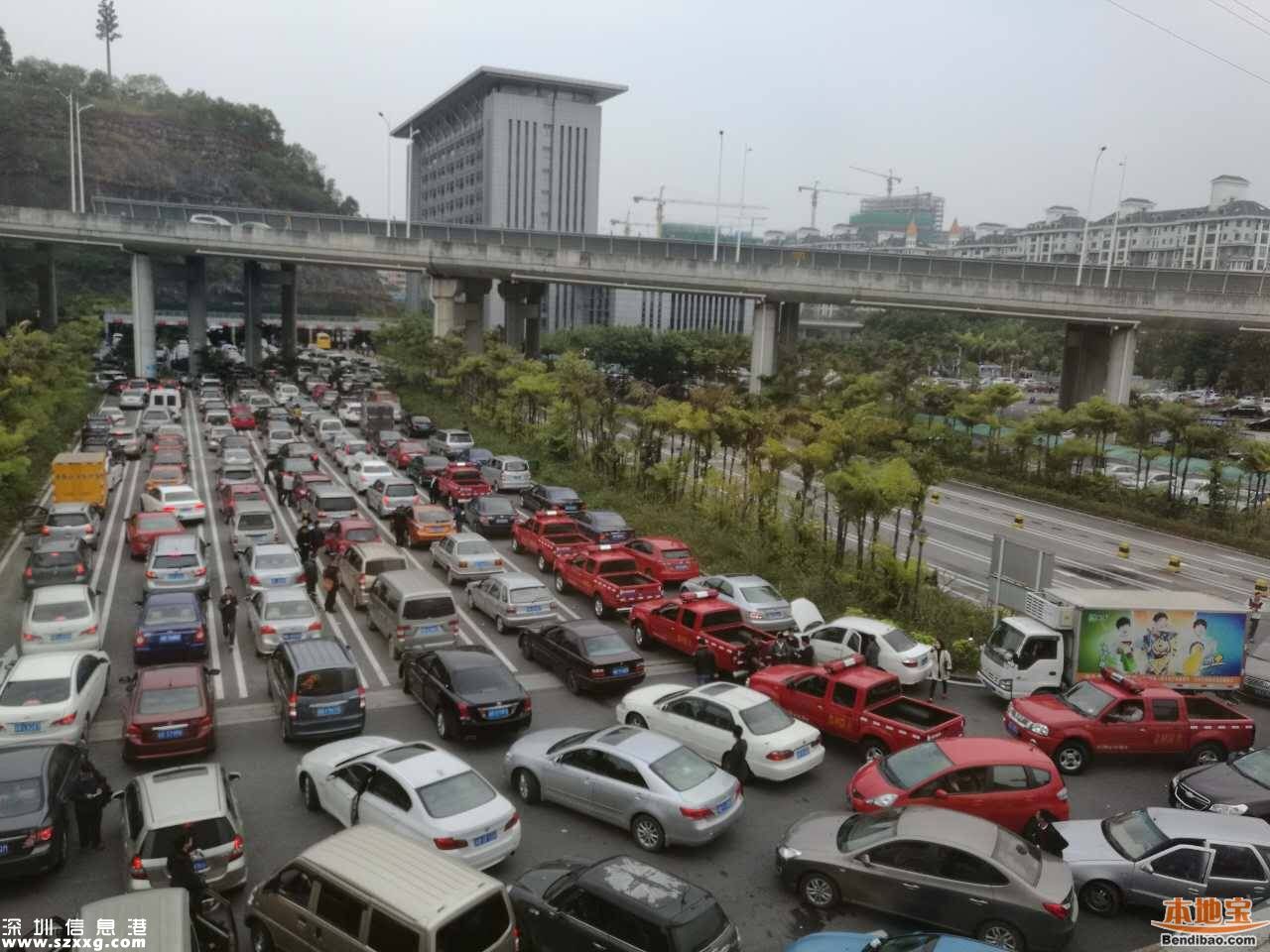 車(chē)輛扎堆辦遷出 車(chē)管所提醒車(chē)主理性安排時(shí)間