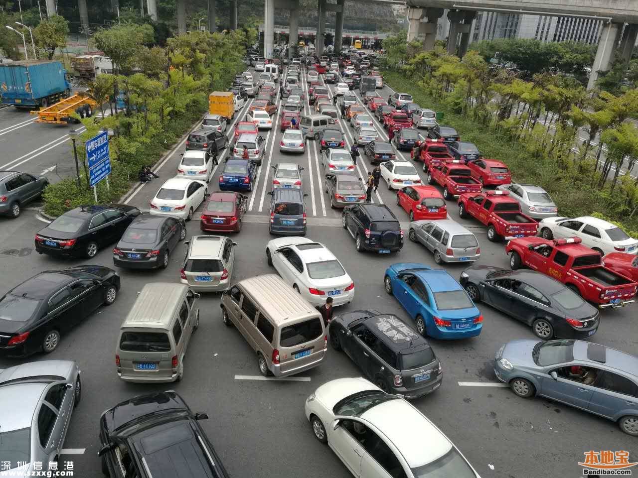 車(chē)輛扎堆辦遷出 車(chē)管所提醒車(chē)主理性安排時(shí)間