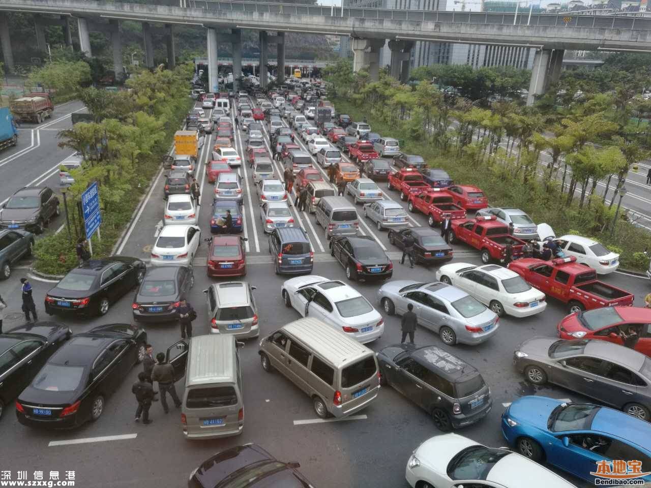 車(chē)輛扎堆辦遷出 車(chē)管所提醒車(chē)主理性安排時(shí)間