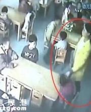 老師體罰幼兒被停職 抽學(xué)生耳光其他老師不阻止