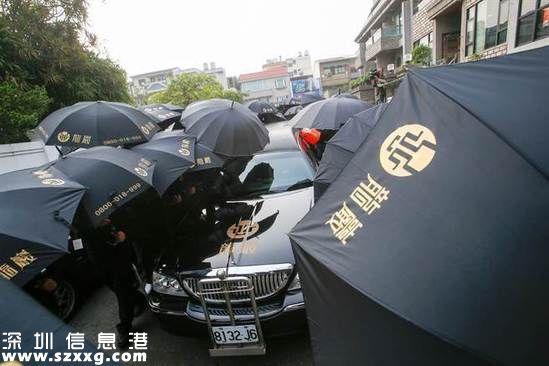1日一早8時(shí)許，高清愿位于永康的老家，低調(diào)簡(jiǎn)單由親屬持黑傘，從家中將他載往火化場(chǎng)。(圖片來(lái)源：“中央社”)　　