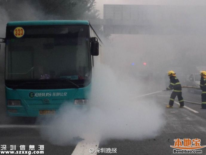 寶安323路公交車(chē)著火 又是五洲龍油電混合車(chē)