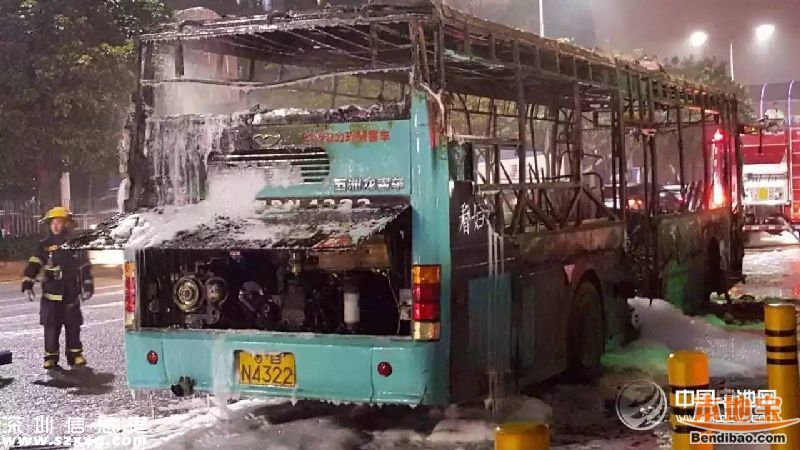 寶安323路公交車(chē)著火 又是五洲龍油電混合車(chē)