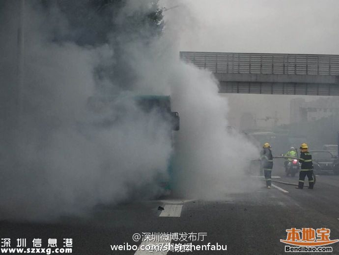 寶安323路公交車(chē)著火 又是五洲龍油電混合車(chē)
