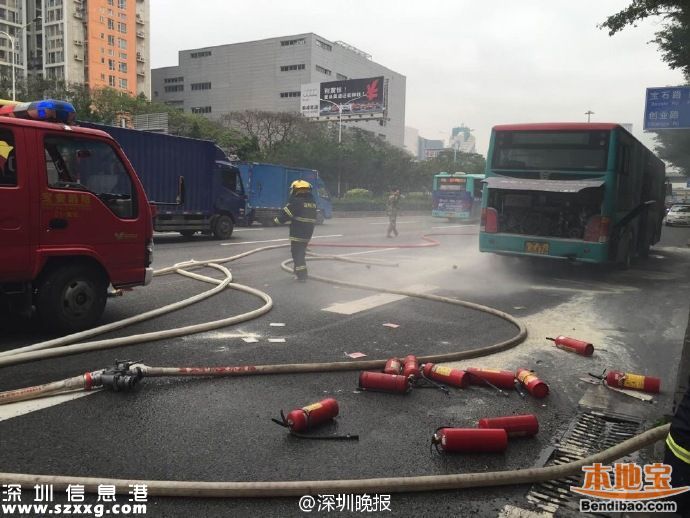 寶安323路公交車(chē)著火 又是五洲龍油電混合車(chē)