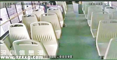年輕男女公交車上摟抱調(diào)情 接吻半小時被罵