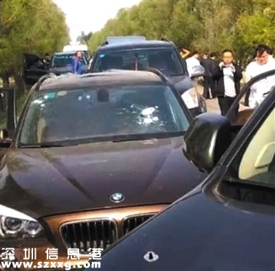 涉案寶馬車上還留有清晰的彈孔。