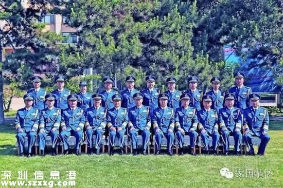 5月10日，中央軍委委員、空軍司令員馬曉天，空軍政治委員于忠福等空軍黨委常委與晉升和授予空軍少將軍銜的將官合影留念。張東賀 攝