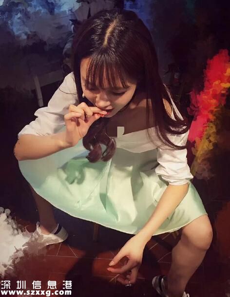 沈夢辰叉開腿吃小龍蝦，這姿勢未免太豪邁