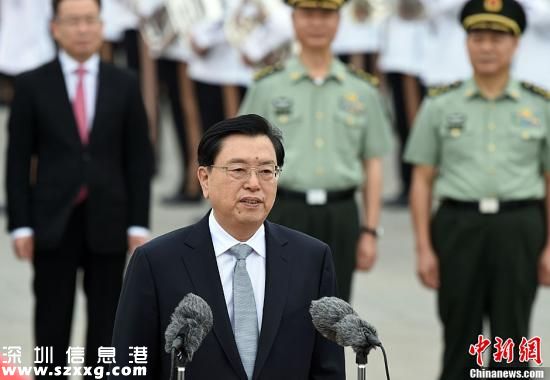 5月17日，中共中央政治局常委、全國人大常委會(huì)委員長張德江抵達(dá)香港，出席香港特區(qū)政府主辦的“一帶一路”高峰論壇，并視察香港特區(qū)。中新社記者 張宇 攝