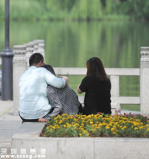 高某被打撈上岸之后，家屬失聲痛哭