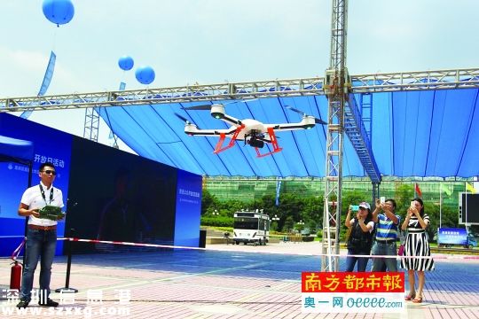 　工作人員進(jìn)行無人機(jī)操作。