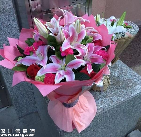 拍攝照片的該小區(qū)住戶在朋友圈寫道：“請大家切勿再來打擾，最真摯的祭奠來自內(nèi)心，先生千古。”