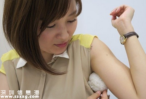 有味道！日本美女腋下飯團(tuán) 網(wǎng)友：隔著屏幕都能聞到（組圖）