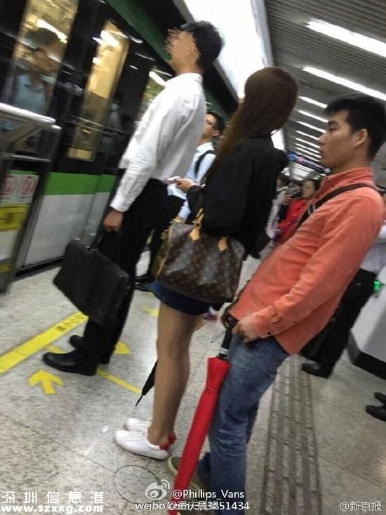 網(wǎng)曝高校男生偷拍女乘客裙底