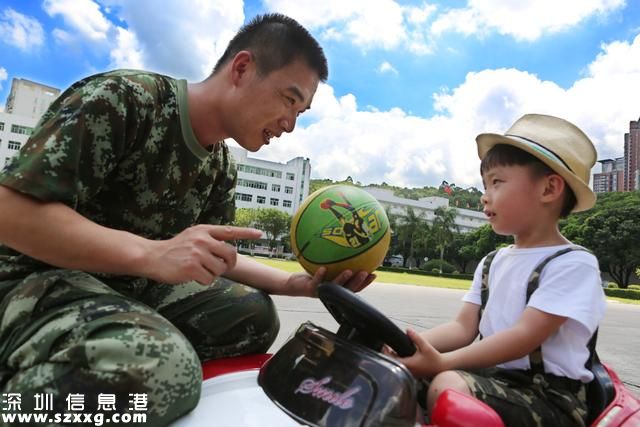 4歲軍娃進(jìn)<a href=http://www.thesurfingworld.com/shenzhen/ target=_blank class=infotextkey>深圳</a>警營(yíng)找爸爸 想多陪你一會(huì)