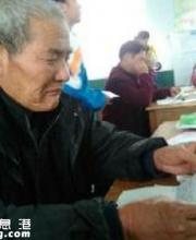 爺爺孫子同場考試 出考場坦言：80分沒問題！