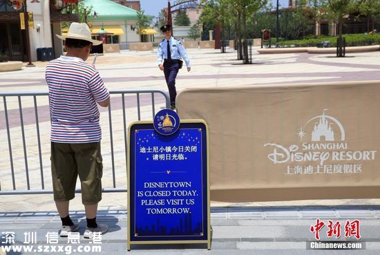 6月14日，是上海迪士尼度假區(qū)舉行盛大開幕盛典的首日。當日，音樂劇《獅子王》中文版將首演，作為活動場地的購物餐飲娛樂區(qū)“迪士尼小鎮(zhèn)”暫時關(guān)閉。不過，上午，依然有不少市民游客前往附近游覽。