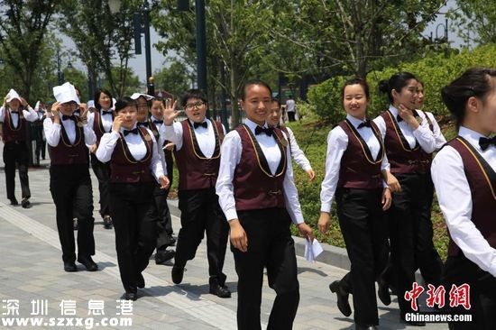 6月14日，是上海迪士尼度假區(qū)舉行盛大開幕盛典的首日。當日，音樂劇《獅子王》中文版將首演，作為活動場地的購物餐飲娛樂區(qū)“迪士尼小鎮(zhèn)”暫時關(guān)閉。不過，上午，依然有不少市民游客前往附近游覽。圖為迪士尼酒店工作人員。