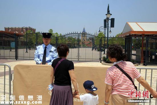 6月14日，是上海迪士尼度假區(qū)舉行盛大開幕盛典的首日。當日，音樂劇《獅子王》中文版將首演，作為活動場地的購物餐飲娛樂區(qū)“迪士尼小鎮(zhèn)”暫時關(guān)閉。不過，上午，依然有不少市民游客前往附近游覽。
