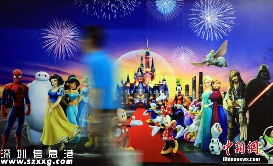 6月14日，是上海迪士尼度假區(qū)舉行盛大開幕盛典的首日。當日，音樂劇《獅子王》中文版將首演，作為活動場地的購物餐飲娛樂區(qū)“迪士尼小鎮(zhèn)”暫時關(guān)閉。不過，上午，依然有不少市民游客前往附近游覽。圖為上海徐家匯地鐵站迪士尼開幕廣告醒目。