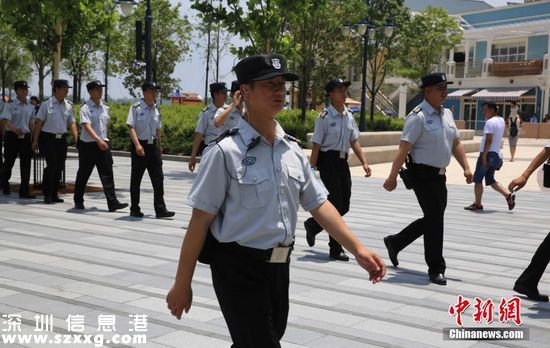6月14日，是上海迪士尼度假區(qū)舉行盛大開幕盛典的首日。當日，音樂劇《獅子王》中文版將首演，作為活動場地的購物餐飲娛樂區(qū)“迪士尼小鎮(zhèn)”暫時關(guān)閉。不過，上午，依然有不少市民游客前往附近游覽。圖為安保人員現(xiàn)身“迪士尼小鎮(zhèn)”。