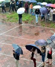 合肥家長徹夜排隊(duì)搖號進(jìn)幼兒園 女子未中簽流淚稱孩子