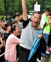 排隊(duì)搖號進(jìn)幼兒園 網(wǎng)友直呼幼兒園都要上不起了嗎？