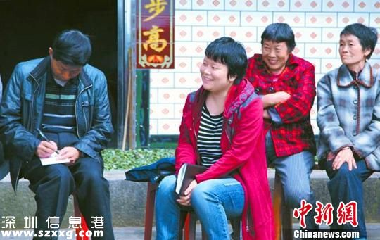 張雪梅（中）生前與村民們?cè)谝黄鹕逃懯聞?wù)。