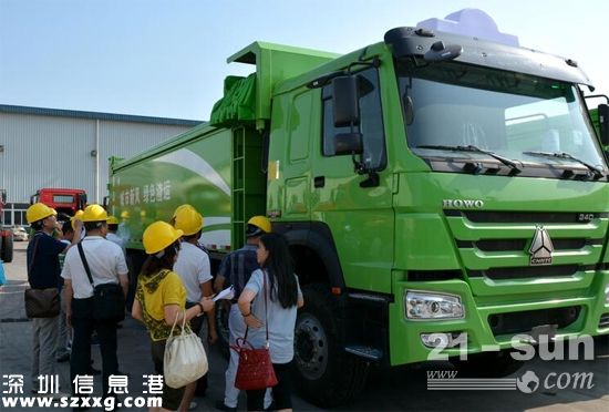 客人們認(rèn)真觀看青島重工生產(chǎn)的城市智能渣土車