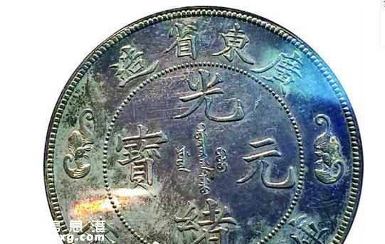 90后青年癡迷收藏，現(xiàn)在靠一枚銀幣就賣(mài)了1700萬(wàn)