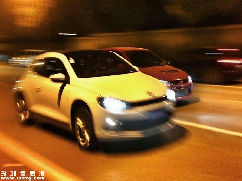 上海豪車中環(huán)飆車被拘 網(wǎng)友：不作死就不會死(圖)
