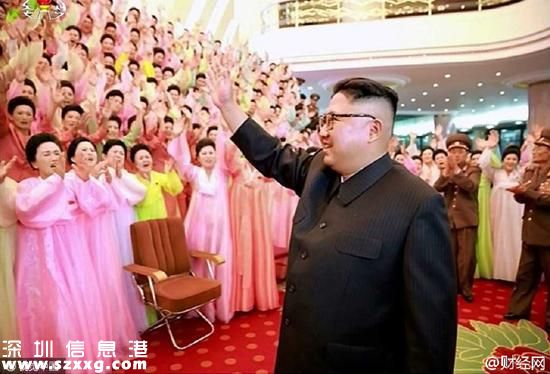當(dāng)?shù)貢r(shí)間2016年7月16日，朝鮮最高領(lǐng)導(dǎo)人金正恩觀看軍屬文藝比賽，與軍屬合影。