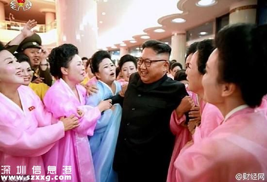 當(dāng)?shù)貢r(shí)間2016年7月16日，朝鮮最高領(lǐng)導(dǎo)人金正恩觀看軍屬文藝比賽，與軍屬合影。