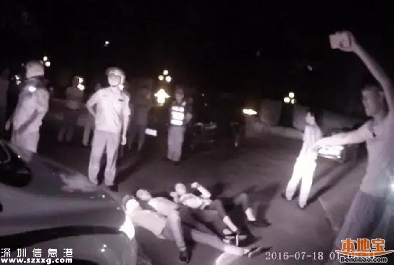 深圳查酒駕現(xiàn)奇葩 朋友被抓4人躺地攔警車(組圖)
