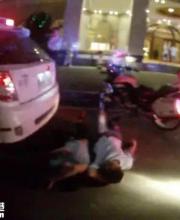 深圳查酒駕現(xiàn)奇葩 朋友被抓4人躺地攔警車