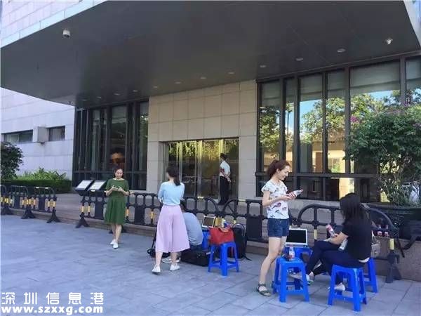 深圳證監(jiān)局門口給記者們準(zhǔn)備的貼心小板凳