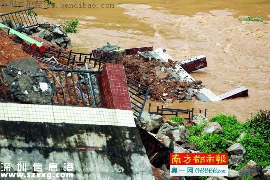 凌晨<a href=http://www.thesurfingworld.com/shenzhen/ target=_blank class=infotextkey>深圳</a>一河堤擋墻坍塌 500人被緊急疏散