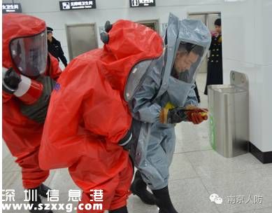 深圳地鐵2號(hào)線一精神異?；颊?引發(fā)乘客慌亂受傷