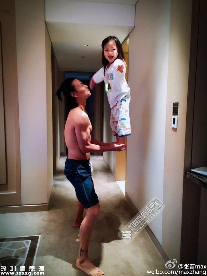 張晉雙手托舉女兒2人反應(yīng)不同  小時(shí)候父親也是這樣舉著他