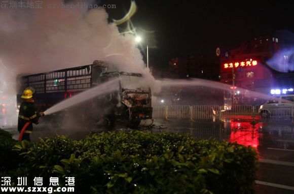 深圳一貨車等紅綠燈時(shí)自燃 熊熊大火還有爆炸聲